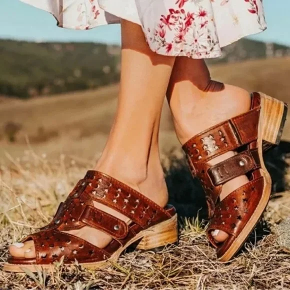 Stylish Pink Leather Sandals - Picture 2 of 12